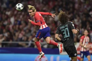 Antoine Griezmann (trái, Atletico Madrid) trong pha không chiến trước David Luiz. Chelsea) Ảnh: Getty Images.