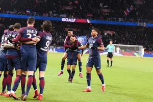 Paris SG ăn mừng danh hiệu vô địch mùa đông. Ảnh: Getty Images.