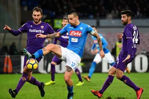 Marek Hamsik (Napoli) giữa vòng vây hậu vệ Fiorentina. Ảnh Getty Images.