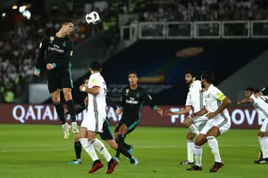 Cristiano Ronaldo (trái, Real Madrid) nỗ lực dứt điểm trong trận bán kết với Al Jazira. Ảnh: Getty Images.