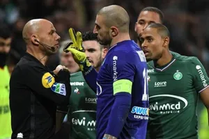 Stephane Ruffier phản đối trợ lý trọng tài