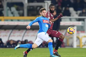 Dries Mertens (trái, Napoli) đi bóng qua hậu vệ Nicolas N'Nkoulou (Torino). Ảnh: Getty Images.