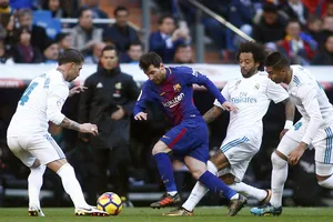 Lionel Messi (Barcelona) đi bóng giữa vòng vây Real Madrid. Ảnh Getty Images.