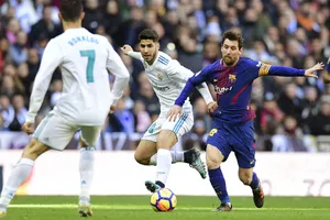 Leo Messi (trái, Barcelona) dẫn dắt trận đấu trong lối chơi tiki-taka qiuen thuộc. Ảnh: Getty Images.