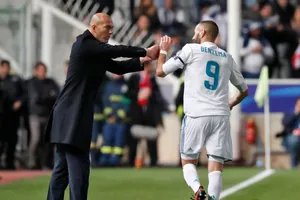 Zinedine Zidane (trái) và cậu học trò Karim Benzema. Ảnh Getty Images.