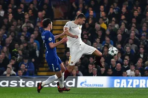 Edin Dzeko (phải, Roma) ghi bàn vào lưới Chelsea. Ảnh: Getty Images.