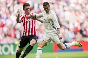 Aymeric Laporte (trái, Bilbao) nhận nhiệm vụ kèm chặt Cristiano Ronaldo. Ảnh: Getty Images.