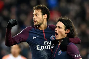 Edinson Cavani (phải) ăn mừng bàn thắng cùng Neymar. Ảnh Getty Images.
