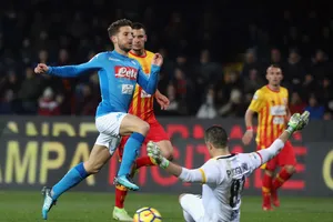 Dries Mertens tránh pha ra bóng của thủ thành Christian Puggioni. Ảnh: Getty Images.