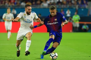 Dani Carvajal (trái, Real Madrid) thường phải phạm lỗi để ngăn cản Neymar. Ảnh: Getty Images.