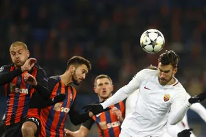 Kevin Strootman (phải, Roma) bật cáo đánh đầu trước khung thành Shakhtar Donetsk.