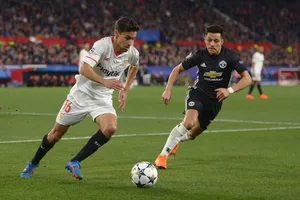 Jesus Navas (trái, Sevilla) đua tốc độ với Alexis Sanchez (Manchester United)