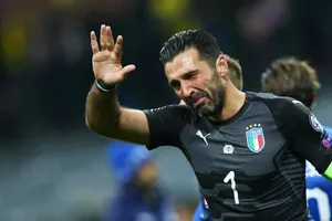 Gigi Buffon và nỗi thất vọng thua Thụy Điển ở trận tranh play-off. Ảnh: Getty Images.