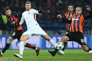 Edin Dzeko (AS Roma) trước hàng phòng thủ Shakhtar Donetsk.