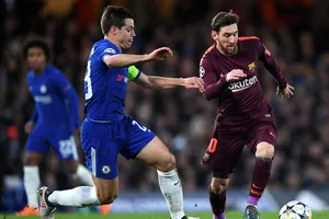 Lionel Messi (phải, Barcelona) vượt qua hậu vệ Cesar Azpilicueta (Chelsea).
