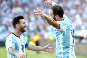 Leo Messi và Gonzalo Higuain sẽ xuyên phá khung thành của Gigi Buffon.