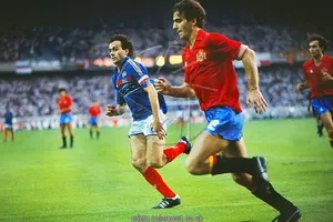 Santiago Urquiaga (Tây Ban Nha) đua tốc độ với Michel Platini trong trận chung kết EURO 1984