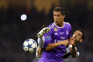 Cristiano Ronaldo (trái) tranh bóng vớí hậu vệ Juventus