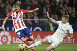 Yannick Ferreira-Carrasco (trái, Atletico Madrid) tranh bóng với Toni Kross (Real).