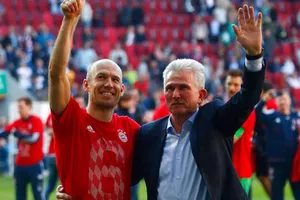 Jupp Heynckes và Arjen Robben mừng danh hiệu vô địch thứ 6.