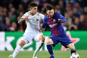 Lionel Messi (phải, Barcelona) đi bóng trước Diego Perotti (AS Roma)