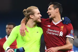 Trung vệ Dejan Lovren (phải) ăn mừng chiến thắng cùng thủ thành Loris Karius