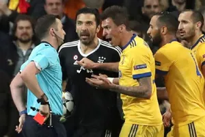 Trọng tài Michael Oliver rút thẻ đỏ truết quyền thi đấu Gigi Buffon.