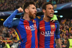 Messi luôn rất gần gũi với Neymar.