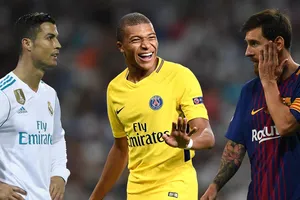 Kylian Mbappe (giữa) qua mặt cả Messi lẫn Ronaldo về tài ghi bàn ở tuổi teen.