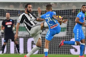 Gonzalo Higuain (trái, Juventus) tranh bóng với Lorenzo Insigne (Napoli)
