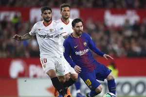 Lionel Messi đi bóng qua Ever Banega (Sevilla)