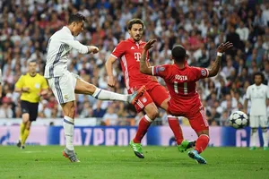 Ronaldo (trái, Real Madrid) là nỗi ám ảnh cho hàng thủ Bayern.