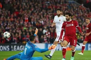 Mohamed Salah (trái, ghi bàn vàpo lưới Roma.