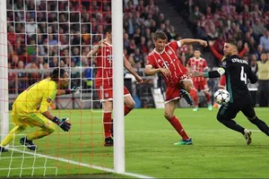 Thomas Mueller và Robert Lewandowski cản lối nhau trước khung thành