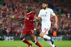 Sadio Mane (trái, Liverpool) thoát qua hàng thủ Roma ở lượt đi.