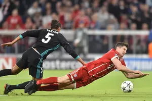 Robert Lewandowski (phải) chỉ chực té ngã trong khu cấm Real Madrid.