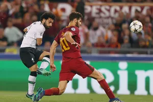 Mohamed Salah (trái, Liverpool) sút bóng trước hậu vệ Roma