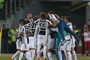 Juventrus ăn mừng danh hiệu thứ 7 lei6n tiếp trên sân Roma.