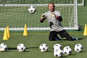 Thủ thành Karius trên sân tập Marbella