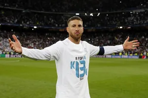 Sergio Ramos với chiếc áo có chữ Kiev và cách điệu con số 13 lần đăng quang Champions League.