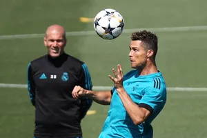 Zinedine Zidane và Ronaldo trên sân tập.