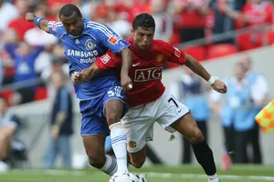 Ashley Cole (trái, Chelsea) luôn nhanh hơin Ronaldo (Manchester United) một bước.