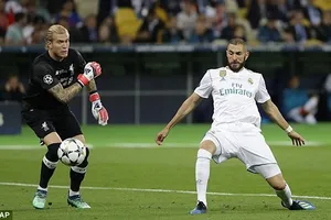 Loris Karius vụng về ném bóng vào chân Karim Benzema.