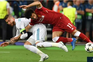 Sergio Ramos quật ngã Mohamed Salah trong trận chung kết
