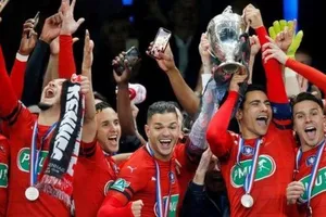 Các cầu thủ Rennes ăn mừng Cúp quốc gia Pháp