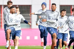 Cầu thủ tự cắt lương và nghĩa cử đẹp ở Bundesliga 