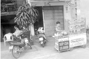 小販在地方政府劃定的界線內擺賣。