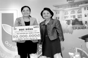  賴謙女士贊助獎助學金予第六郡勵學會。