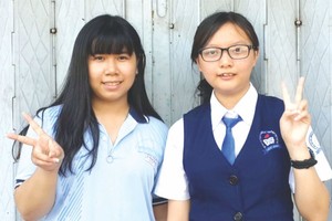 陳寶儀(右)與黃惠茹同考到第一名。