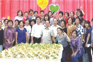 校委與華文班的老師合照。